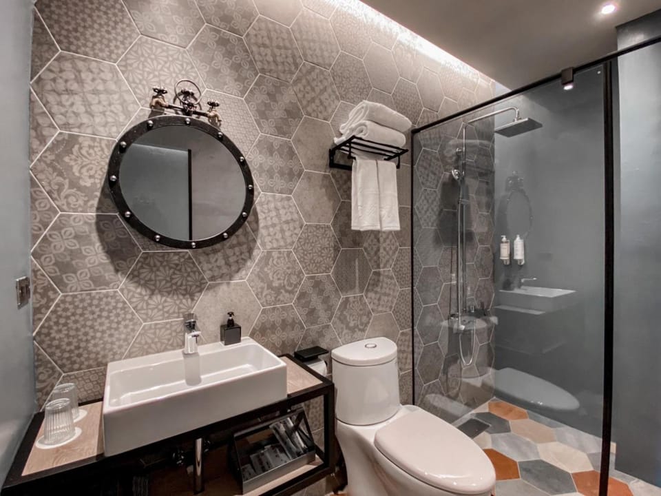 Shower, Toilet
