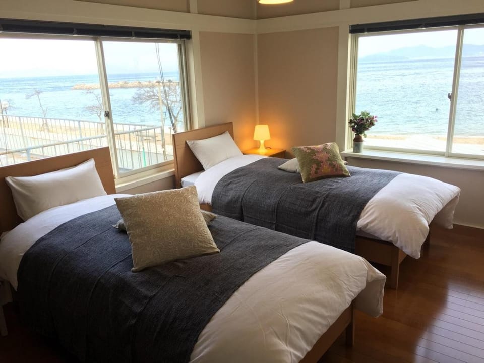 Bed, Natural landscape, Photo of the whole room, Bedroom