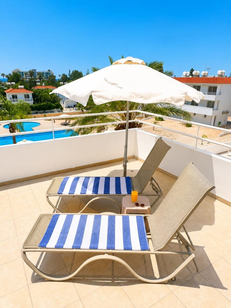 Balcony/Terrace, Pool view, Swimming pool, sunbed