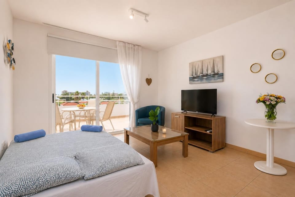 Bed, TV and multimedia, Balcony/Terrace, Living room, Seating area