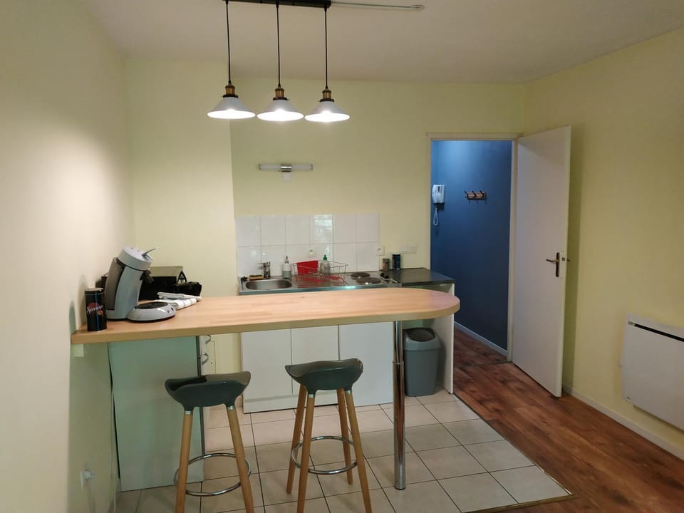 Coffee/tea facilities, Kitchen or kitchenette, Dining area, minibar