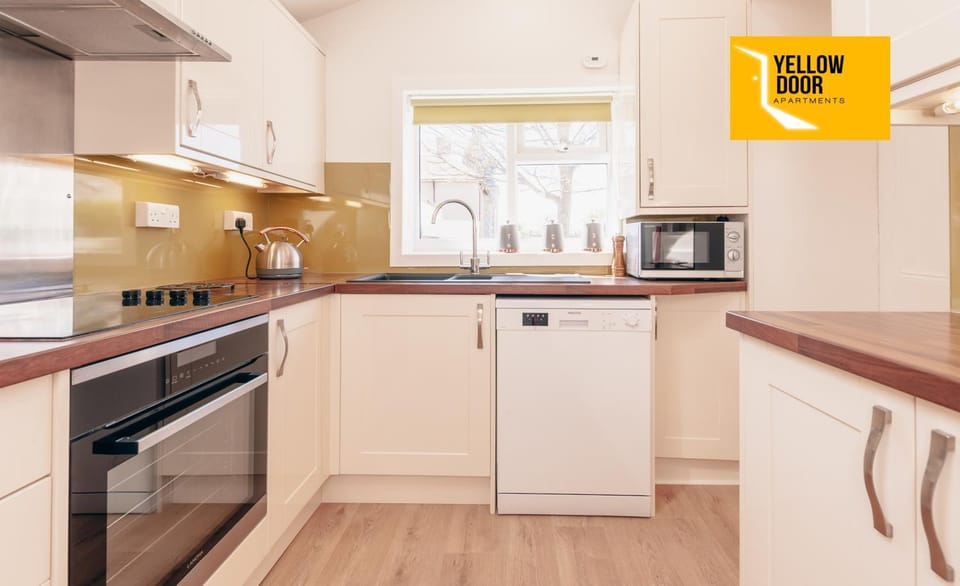 Kitchen or kitchenette, dishwasher, minibar, stove