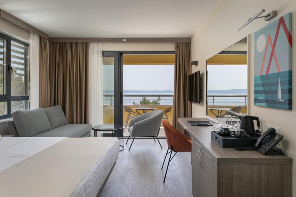 Balcony/Terrace, Seating area, Bedroom, Sea view, Family