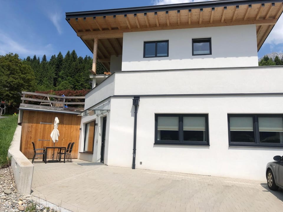 Property building, Day, Balcony/Terrace