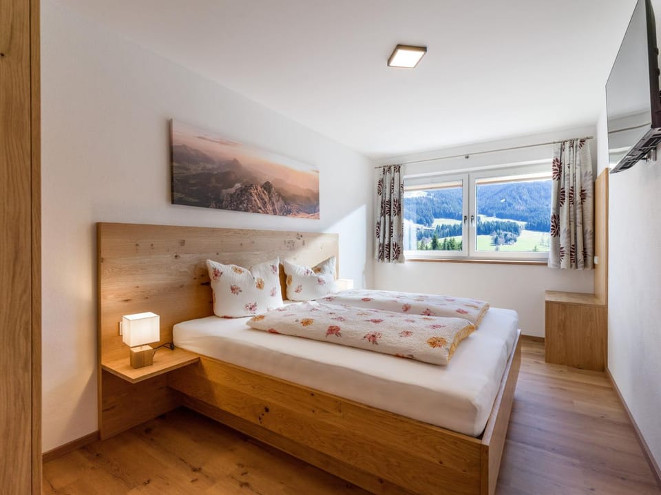 Bed, TV and multimedia, Bedroom