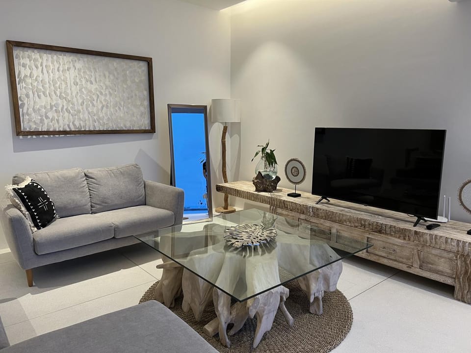 Communal lounge/ TV room, TV and multimedia, Living room, Seating area, Dining area