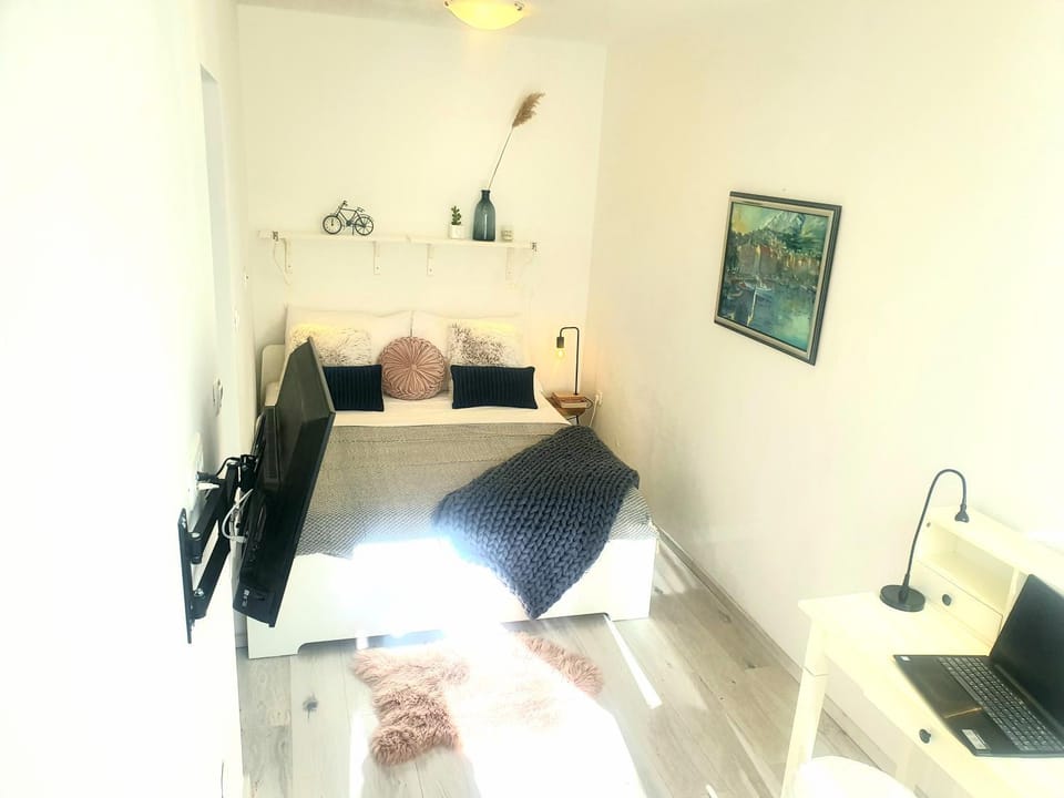 Bed, TV and multimedia, Bedroom