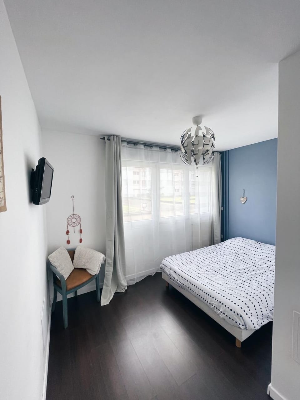 Photo of the whole room, Bedroom