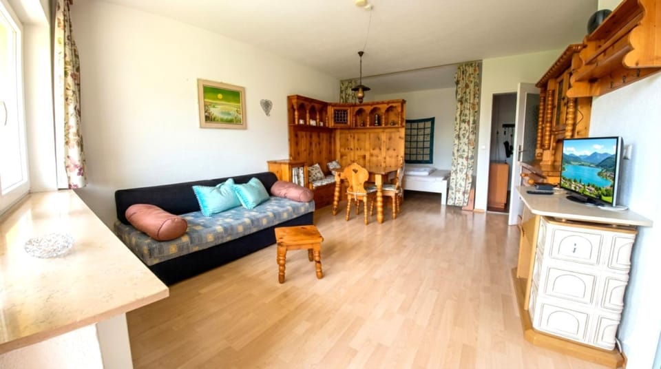 Bed, TV and multimedia, Living room, Dining area