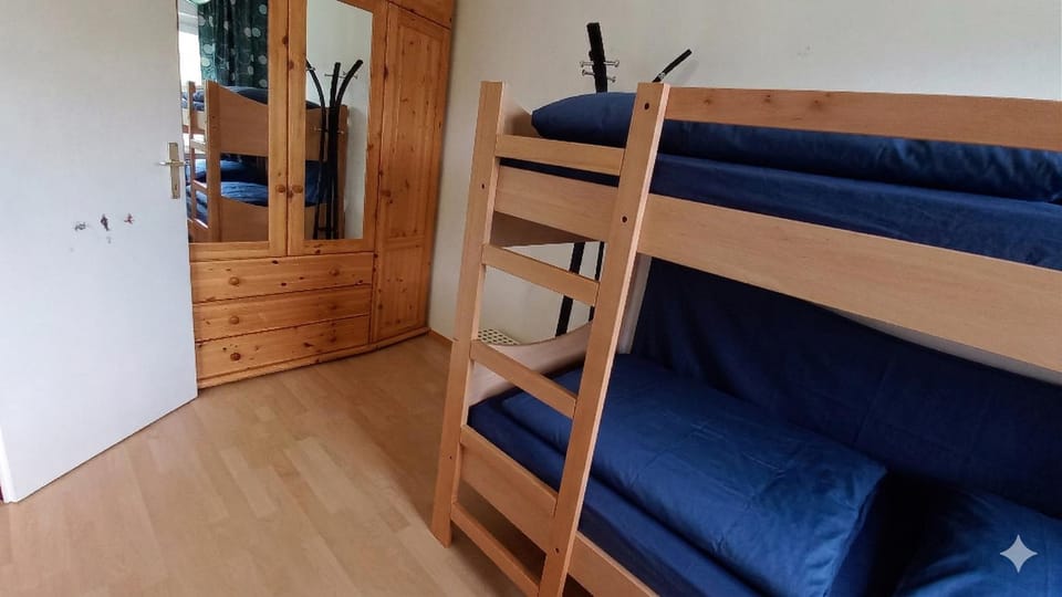 Bedroom, bunk bed