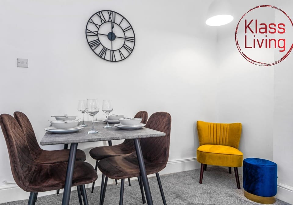Decorative detail, Seating area, Dining area, Guests, group of guests, Family