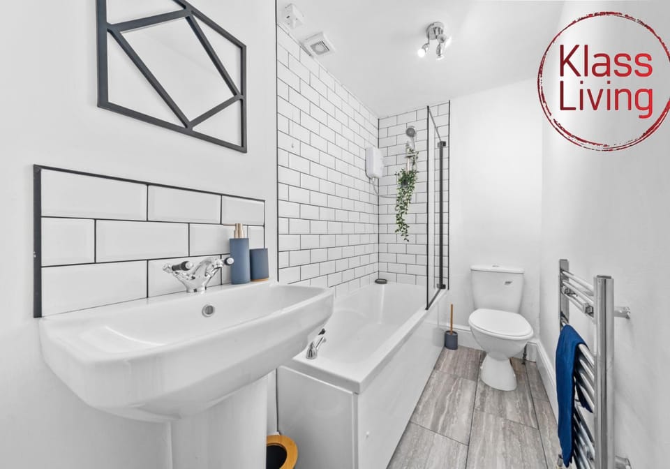 Shower, Toilet, Bathroom, Decorative detail, Guests, group of guests
