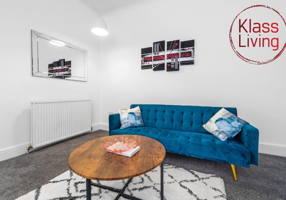 TV and multimedia, Living room, Decorative detail, Seating area, Dining area, Guests, group of guests, Family