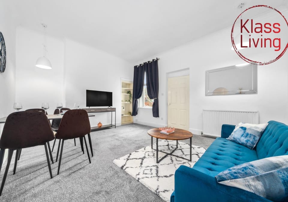 TV and multimedia, Living room, Decorative detail, Seating area, Dining area, Guests, group of guests, Family