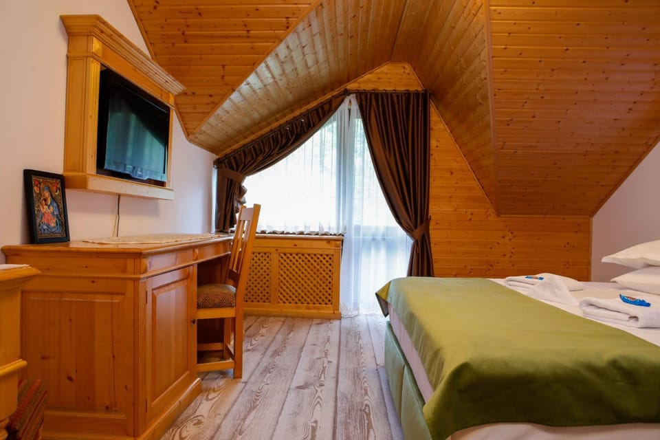 Bed, TV and multimedia, Bedroom
