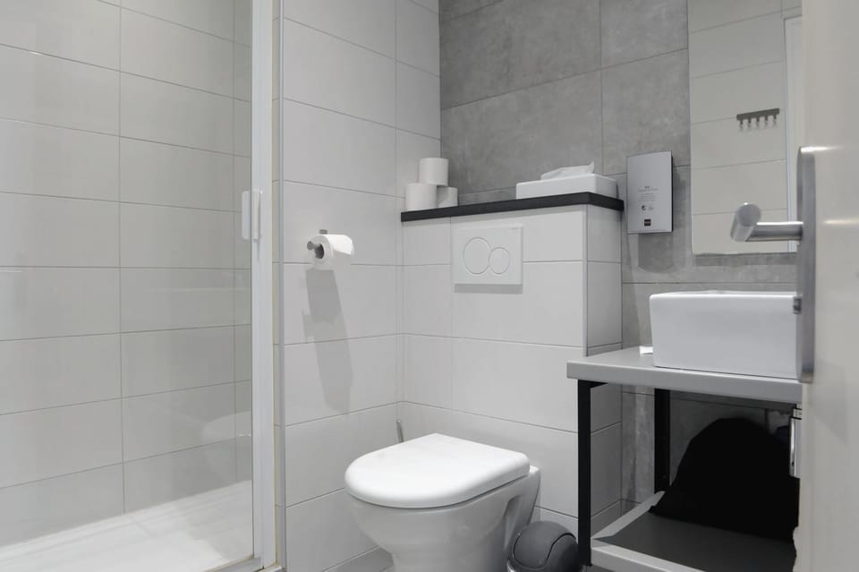 Shower, Toilet