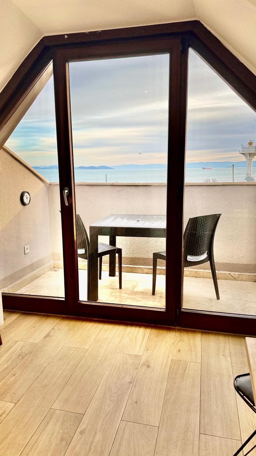 Natural landscape, View (from property/room), Balcony/Terrace, Seating area, Sea view