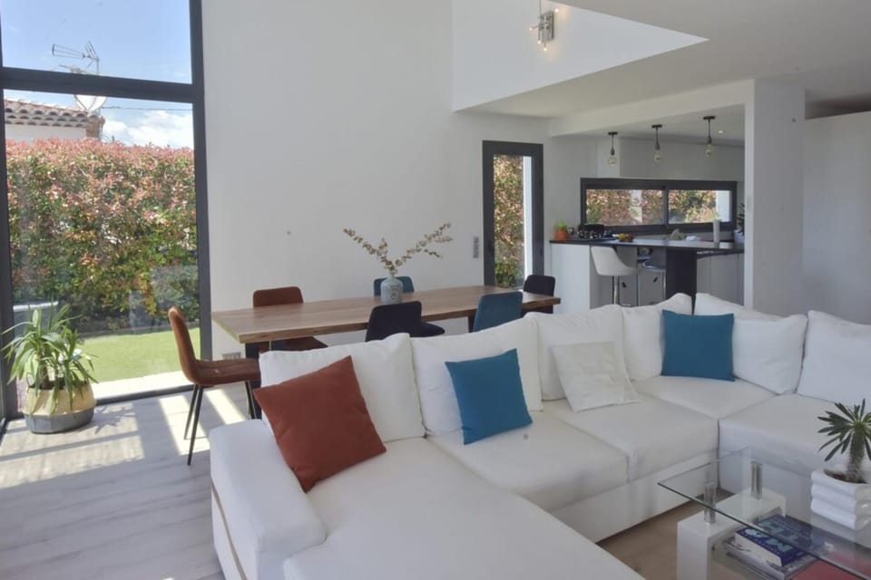 Contemporary Villa with Pool & Jacuzzi Villa in Mougins