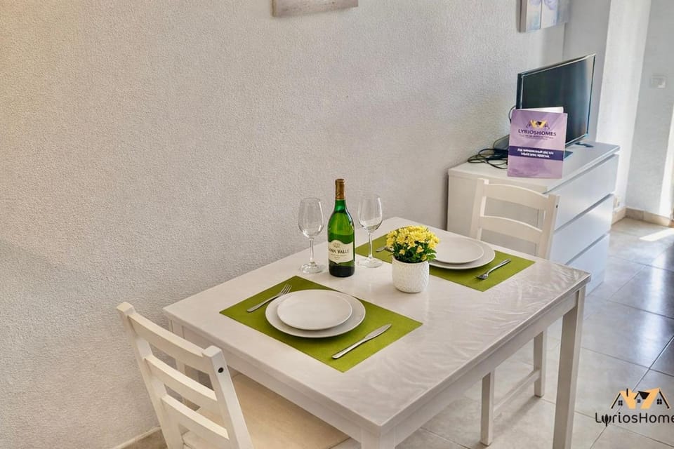 Communal lounge/ TV room, Dining area, Food