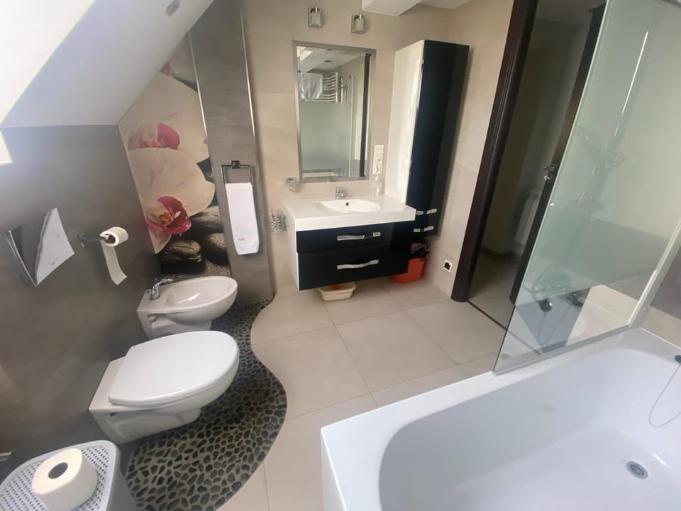 Shower, Toilet, Bath