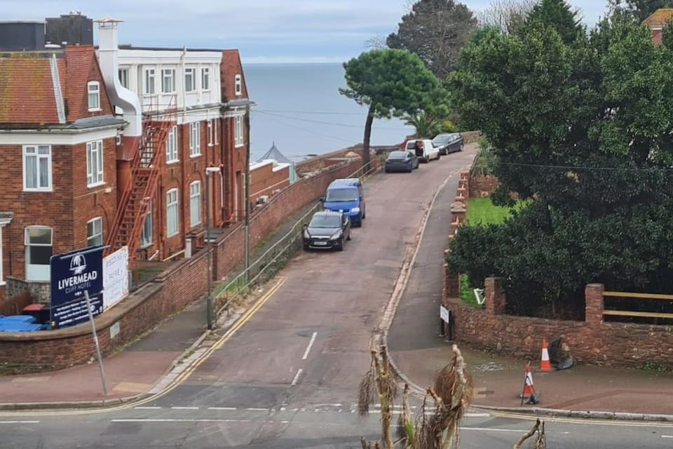 Beautiful 2-bed Apartment on Torquay seafront Apartment in Paignton