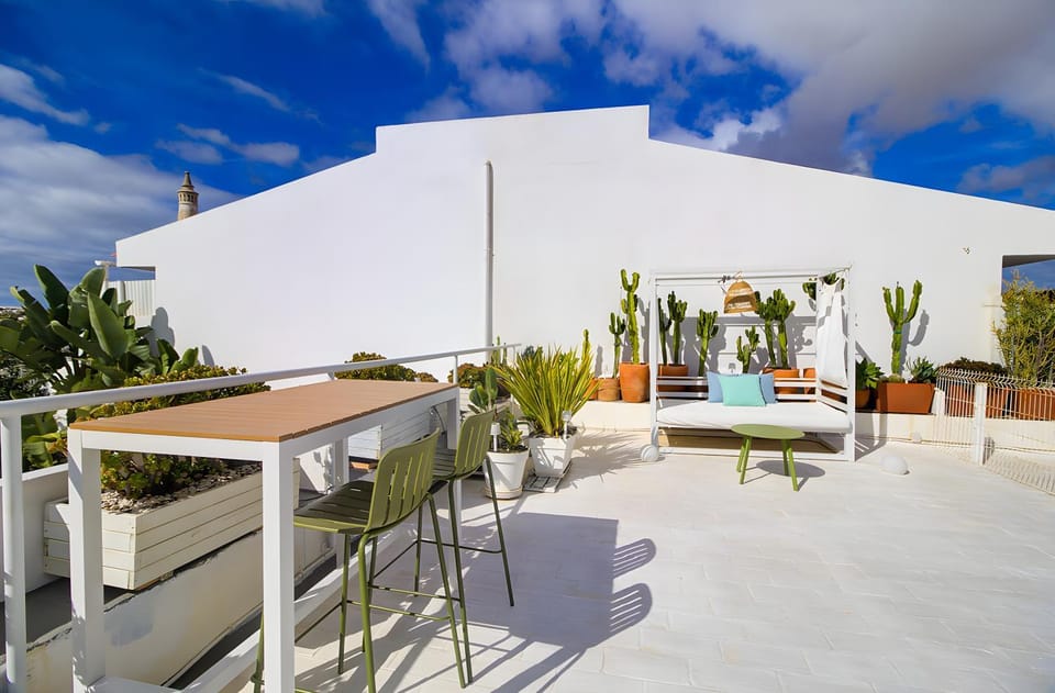 Property building, Balcony/Terrace, Living room