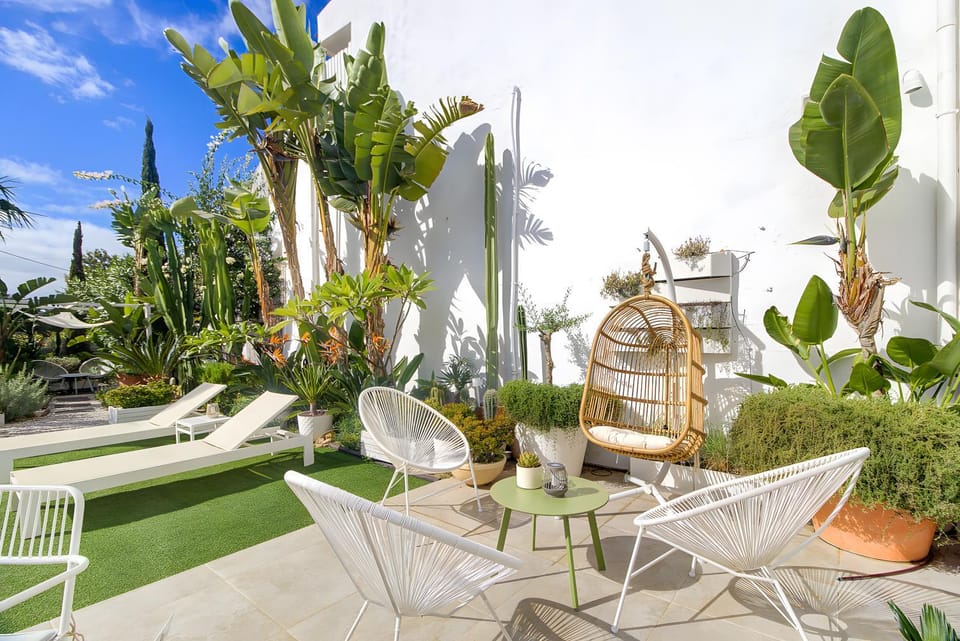 Property building, Balcony/Terrace, Living room