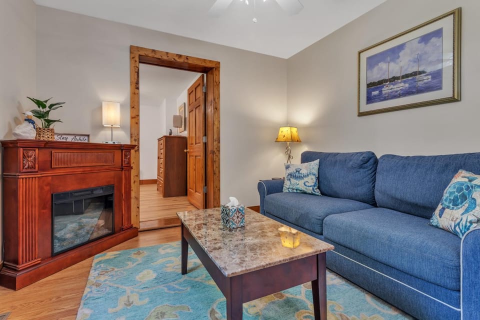 Cozy Bungalow Just Minutes from Mystic, Westerly Beaches, Boating and Casinos! bungalow House in Groton