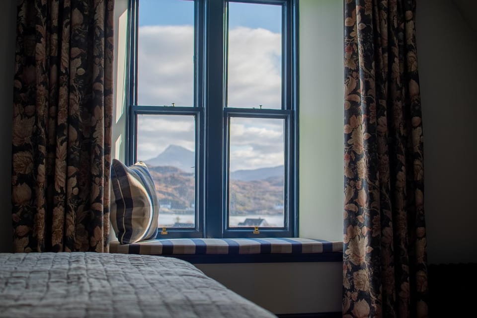 Bedroom, Mountain view