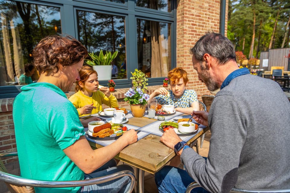 Restaurant/places to eat, People, Lunch, Dinner, Family