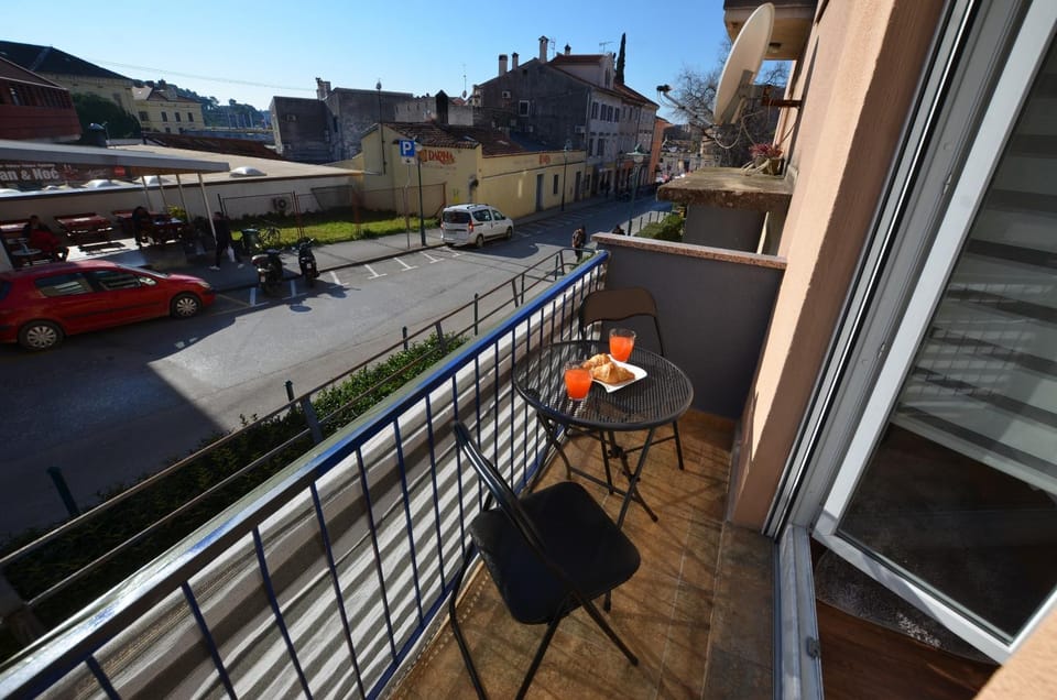 Balcony/Terrace, Street view