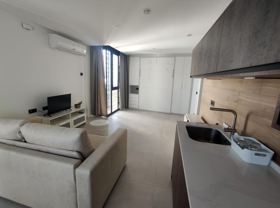 Kitchen or kitchenette, Seating area, Bedroom