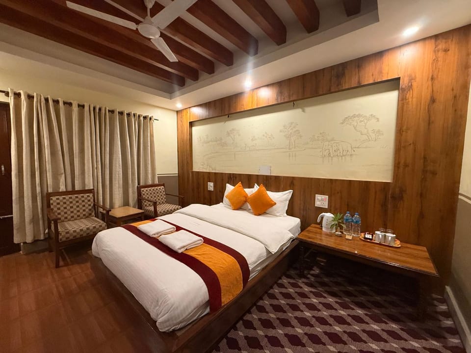 Bed, Photo of the whole room, Seating area, Bedroom