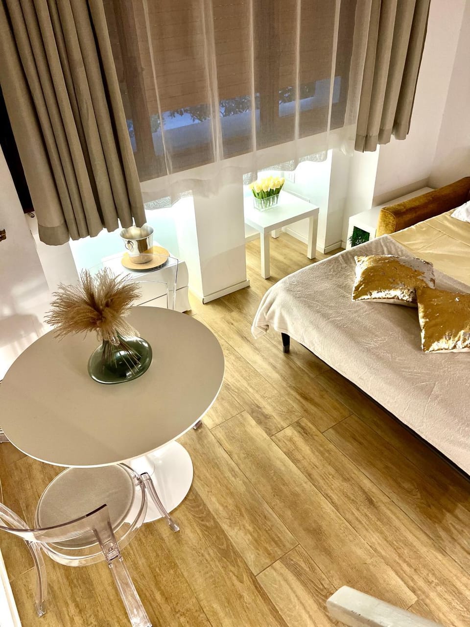 Bed, Living room