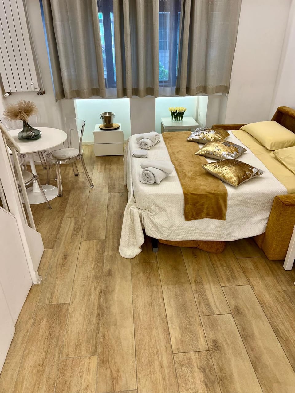 Bed, Living room, Photo of the whole room, Bedroom