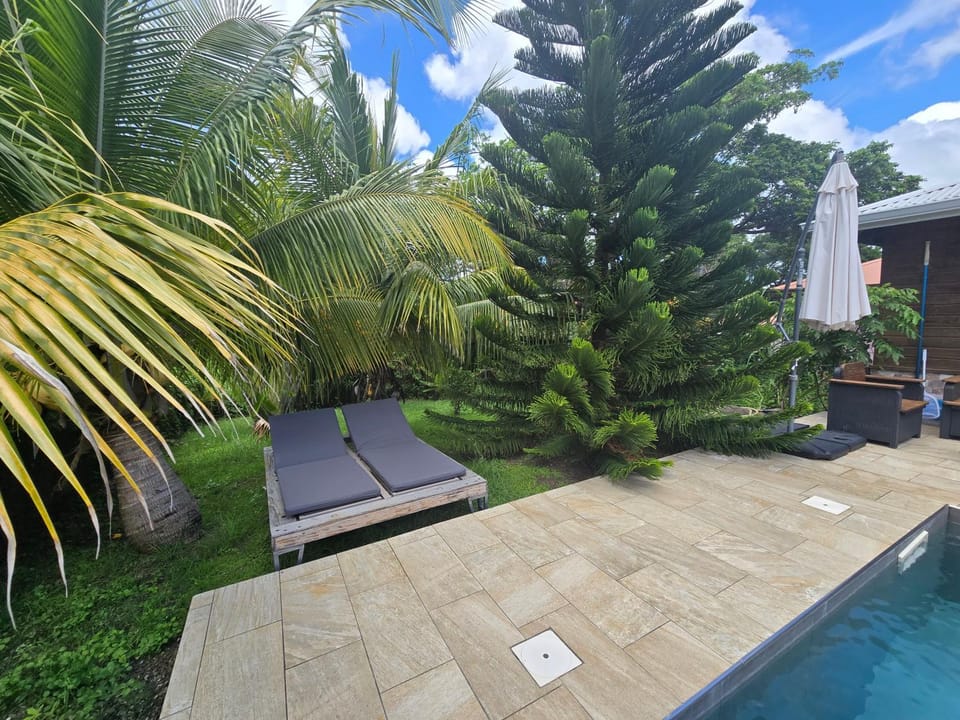 Magnifique maison en bois avec piscine House in Sainte-Anne