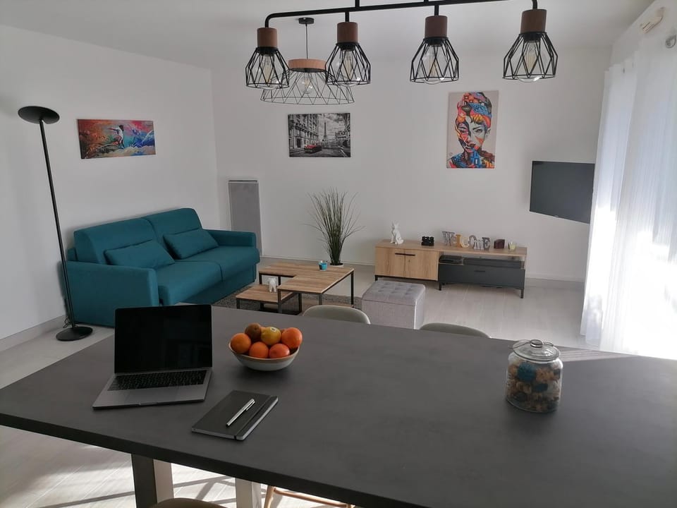 Living room, Dining area