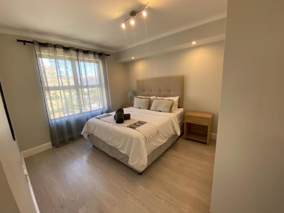 Paragon Domain Light And Airy Stylishly Decorated Apartment in Cape Town
