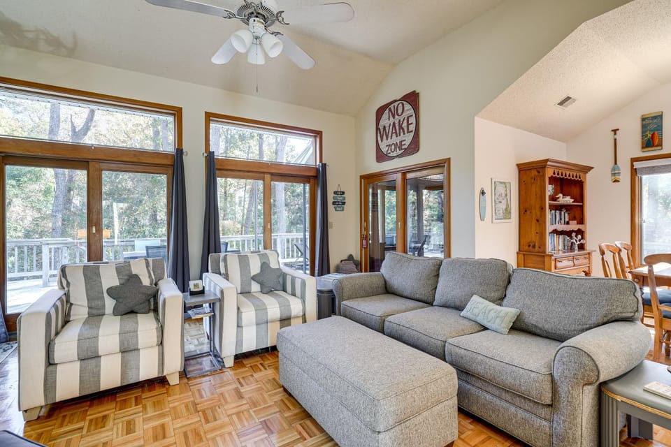 1/2 Mi to Beach Access: Southern Shores Gem + Deck House in Southern Shores
