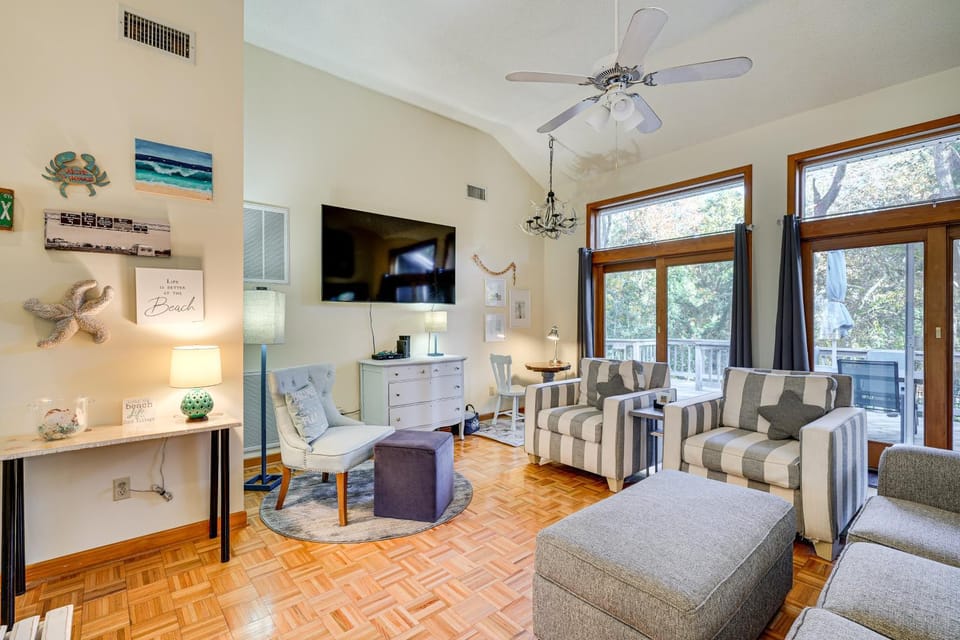 1/2 Mi to Beach Access: Southern Shores Gem + Deck House in Southern Shores