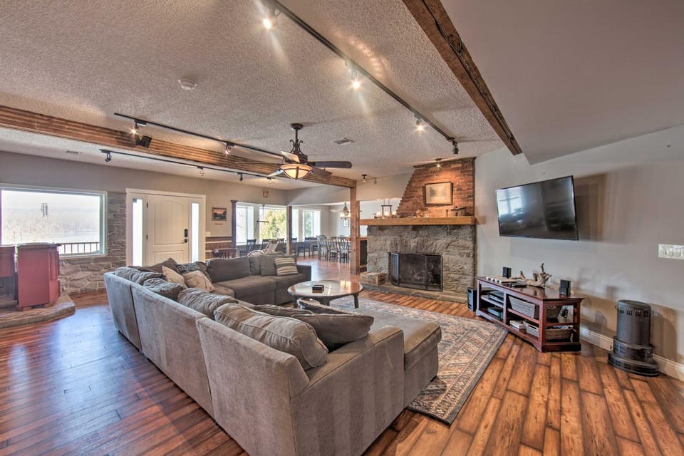 Dock & Hot Tub: Susquehanna River Retreat! House in Pennsylvania