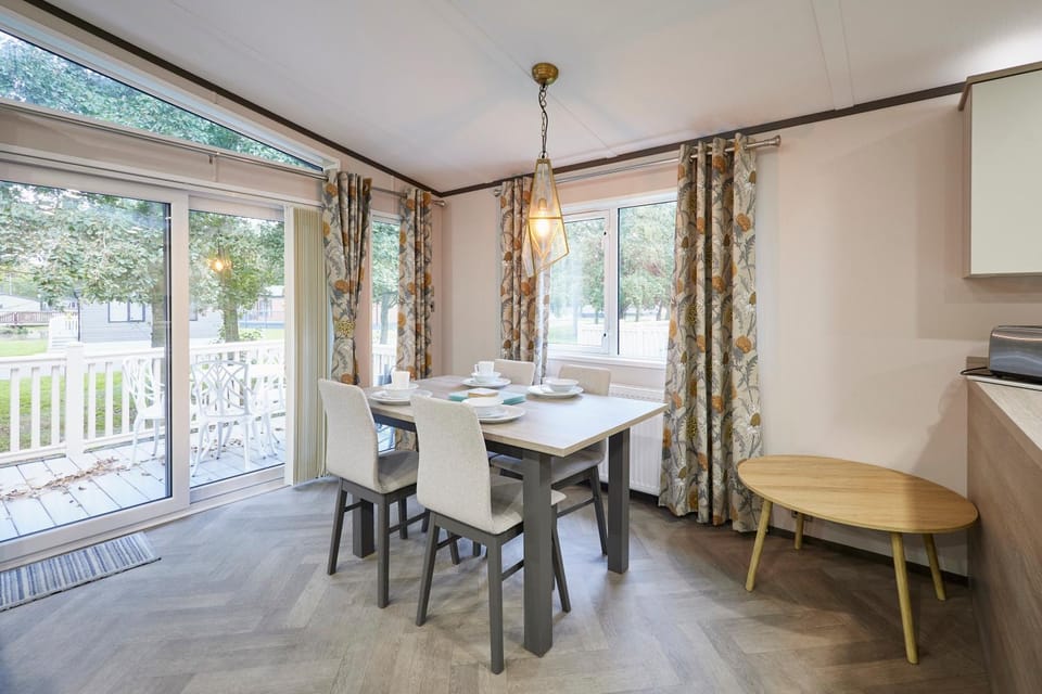 Seating area, Dining area
