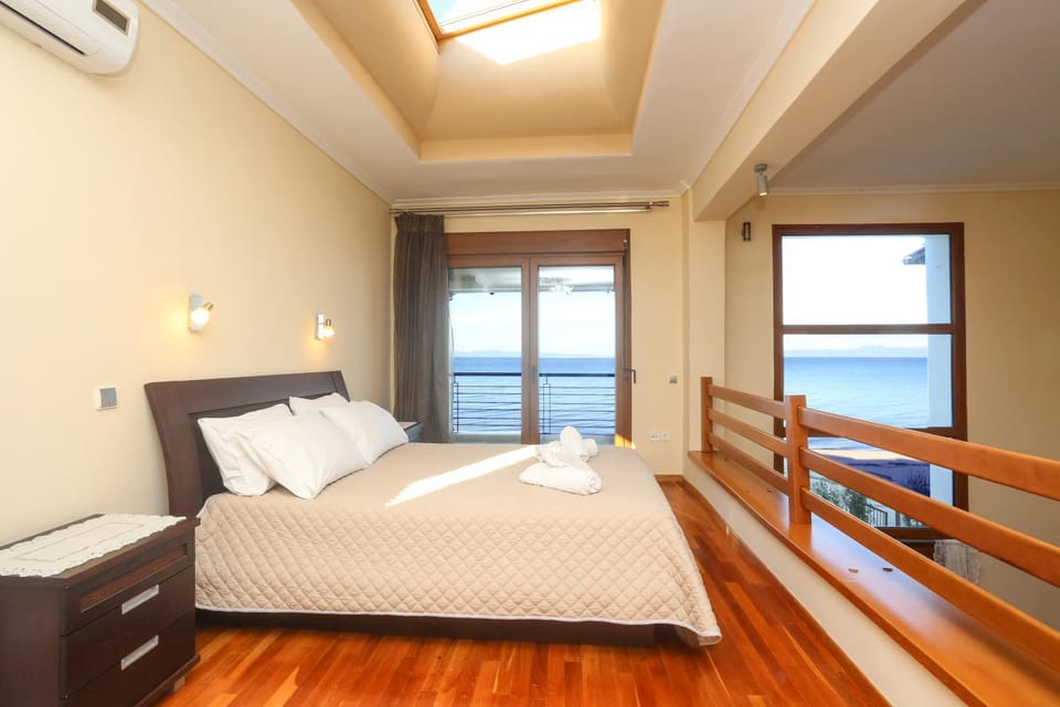Villa Omega - Beachfront, Garden, BBQ Villa in Halkidiki