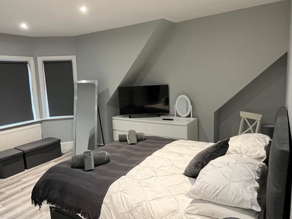Entire spacious 4 bedroom apartment in Bournemouth Apartment in Bournemouth