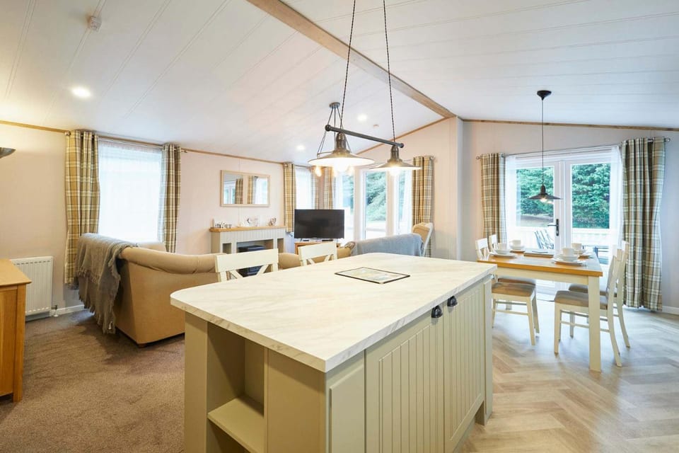 Hawthorne Villa with Hot Tub Chalet in England