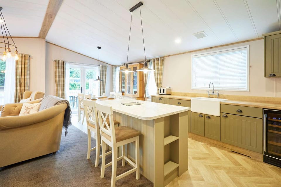 Hawthorne Villa with Hot Tub Chalet in England