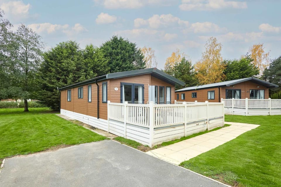 Hawthorne Villa with Hot Tub Chalet in England
