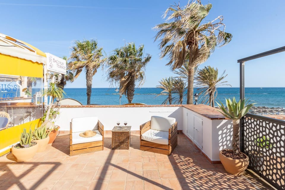 Property building, Balcony/Terrace, Living room
