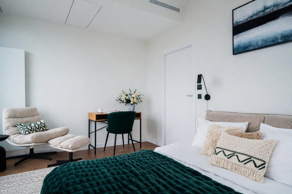 Bed, Photo of the whole room, Seating area, Bedroom