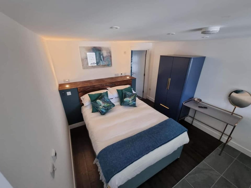 Photo of the whole room, Bedroom, wardrobe